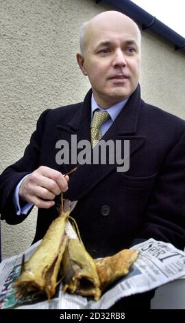 Konservativer Führer Ian Duncan Smith mit Fisch wurde er auf einer Tour von Arbroath und seinem Hafen gegeben, während einer Reise in die Region, um schottische Fischereiführer zu treffen. * am zweiten Tag seines Besuchs im Nordosten wurde von Duncan Smith erwartet, dass er mit Beamten der Aberdeen Fish Curers and Merchants Association zusammentrafen wird, um die Auswirkungen von Kürzungen auf ihre Lebensgrundlage zu diskutieren. Stockfoto