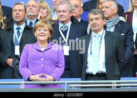 Bundeskanzlerin Angela Merkel (links) schaut von den Tribünen An der Seite des Präsidenten des Deutschen Fussballverbandes Wolfgang Niersbach (rechts) Stockfoto