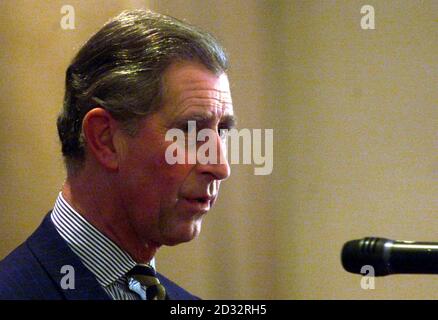 Der Prinz von Wales nimmt an den Muslim News Awards im Marriott Hotel Grosvenor Square in London Teil. Stockfoto