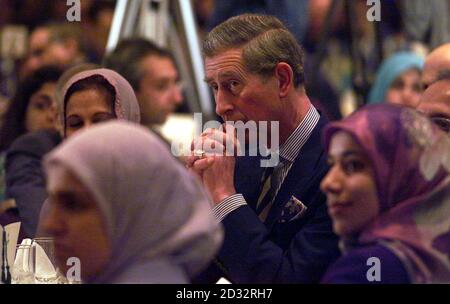 Der Prinz von Wales nimmt an den Muslim News Awards im Marriott Hotel Grosvenor Square in London Teil. Stockfoto