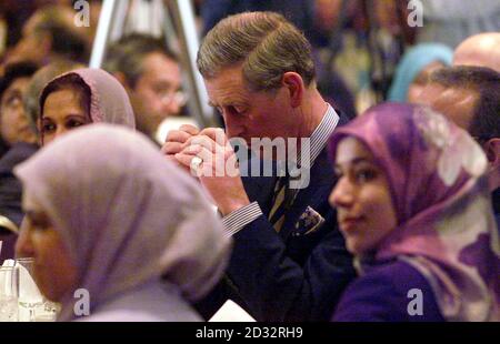 Der Prinz von Wales nimmt an den Muslim News Awards im Marriott Hotel Grosvenor Square in London Teil. Stockfoto