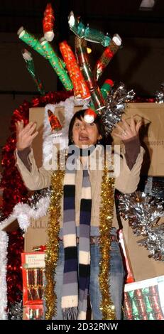 TV-Moderatorin Davina McCall bei einer Fotokonferenz zum Start der Crisis Open Christmas, die ihr 30-jähriges Jubiläum in einem Lagerhaus in Southwark im Süden Londons feiert. * das Projekt läuft vom 23. Bis 30. Dezember jedes Jahres, um Obdachlose und schutzbedürftige Menschen zu unterstützen und zu begleiten. Stockfoto