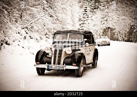 SCHLADMING, ÖSTERREICH - 12. JAN 2008: Ein BMW 326 Cabriolet auf der Planai Classic Stockfoto