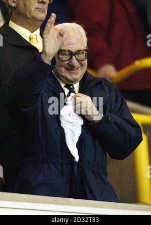 Der Besitzer von Wolverhampton Wanderers & Chairman Sir Jack Hayward, während des Unentschieden 1-1 mit Nationwide One Side Brighton & Hove Albion, während des Nationwide Division One Spiels in Molineux, Wolverhampton. DIESES BILD KANN NUR IM RAHMEN EINER REDAKTIONELLEN FUNKTION VERWENDET WERDEN. KEINE WEBSITE-/INTERNETNUTZUNG, ES SEI DENN, DIE WEBSITE IST BEI DER FOOTBALL ASSOCIATION PREMIER LEAGUE REGISTRIERT. Stockfoto