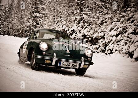 SCHLADMING, ÖSTERREICH - 12. JAN 2008: Ein Porsche 356 bei der Planai Classic Stockfoto