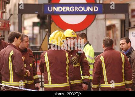 Die Rettungsdienste am U-Bahnhof Chancery Lane in London, nachdem eine U-Bahn auf eine Tunnelwand gestoßen war. Stockfoto