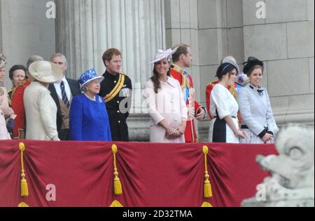 Die Gräfin von Wessex, Prinzessin Royal, Prinz von Wales (teilweise verdeckt), Herzogin von Cornwall, Herzog von York (teilweise verdeckt), Königin Elizabeth II, Prinz Harry, Herzogin von Cambridge, Herzog von Cambridge, Prinzessin Eugenie und Prinzessin Beatrice versammeln sich auf dem Balkon des Buckingham Palace, London, Um einen Flug von Militärflugzeugen nach Trooping the Color zu beobachten. Stockfoto