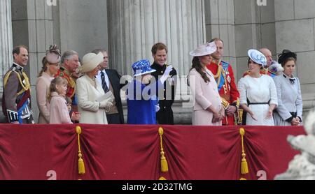 Der Graf von Wessex, Gräfin von Wessex, Lady Louise Spencer, Viscount Severn, Prince of Wales, Princess Royal (teilweise verdeckt), Duchess of Cornwall, Duke of York, Queen Elizabeth II, Prince Harry, Duchess of Cambridge, Duke of Cambridge, Princess Eugenie, Herzog von Kent und Prinzessin Beatrice versammeln sich auf dem Balkon des Buckingham Palace, London, um einen Flug von Militärflugzeugen nach Trooping the Color zu beobachten. Stockfoto