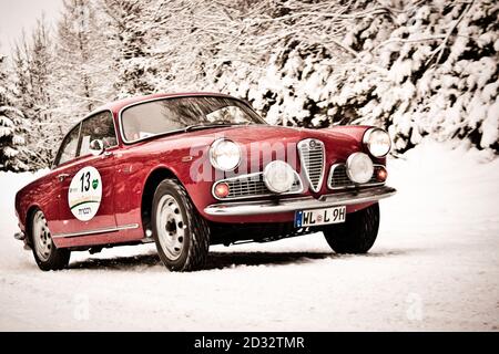SCHLADMING, ÖSTERREICH - 12. JAN 2008: Ein Alfa Romeo Giulietta Sprint beim Planai Classic Stockfoto