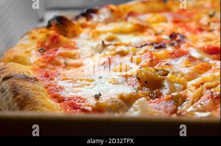 Frisch zubereitete Pizza in einer Pappschachtel. Stockfoto