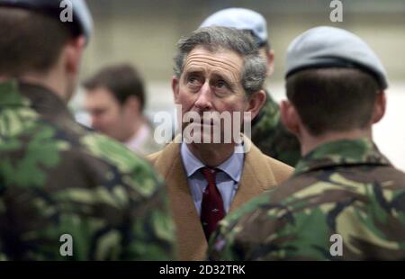 Der Prinz von Wales trifft Soldaten der 16 Air Assault Brigade, die sich auf den Einsatz in der Golfregion vorbereiten. Bei einem Besuch auf dem Flugplatz Wattisham, in der Nähe von Stowmarket, traf Prinz Charles auch Mitglieder von 3 Regiment Army Air Corps. Stockfoto