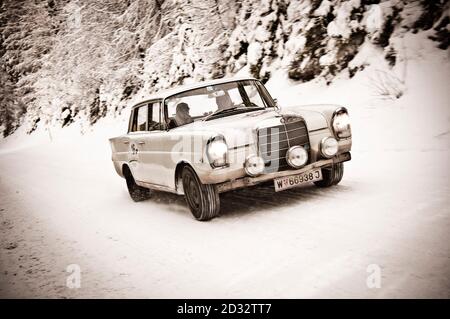 SCHLADMING, ÖSTERREICH - 12. JAN 2008: Ein Mercedes Benz 220 SE auf der Planai Classic Stockfoto