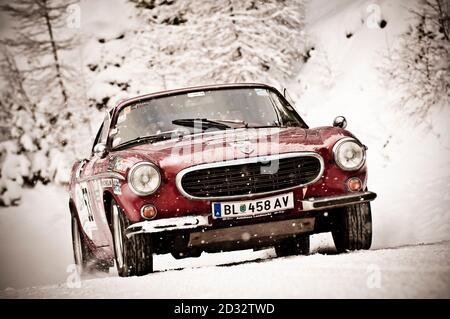 SCHLADMING, ÖSTERREICH - 12. JAN 2008: Ein Volvo P 1800 auf der Planai Classic Stockfoto