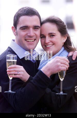 Hugo Morgan-Harris und Fiona Ketteringham aus Burlsledon in Hampshire, Gewinner des Wettbewerbs „The Most Romantic Marriage Proposal“, der auf Premier Christian Radio läuft. Hugo schlug Fiona auf einer Gondel in Venedig mit Champagner, Rosen und Serenaden vor. * das Paar gewinnt ein Wochenende nach Paris. Stockfoto