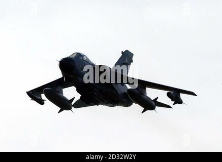 Ein Tornado GR4 Kampfjet hebt von RAF Marham, Norfolk ab. Es wurde von den RAF-Bossen bestätigt, dass Flugzeuge von schottischen RAF-Stützpunkten in den Golf eingesetzt werden. Tornado-Flugzeuge, die bei RAF Lossiemouth in Moray stationiert sind, werden für jede mögliche militärische Aktion im Irak vorbereitet. Stockfoto