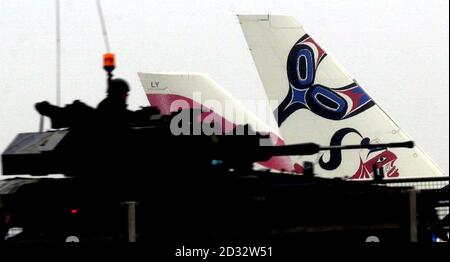 Britische Truppen am Terminal 4 von Heathrow. Scotland Yard sagte, die Truppen seien zur Unterstützung der Metropolitan Police eingezogen worden, als sie die Sicherheit am Flughafen und an anderen Orten verstärkten. Stockfoto