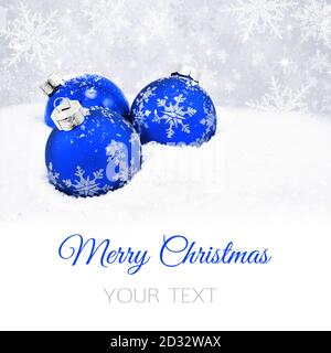 Drei blaue Weihnachtskugeln auf silbernem Hintergrund Stockfoto