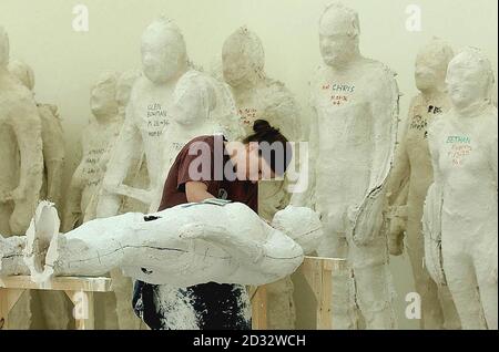 Im Baltic Museum in Gateshead werden Figuren von Mitgliedern der Öffentlichkeit aus Gateshead und Newcastle zusammengestapelt. Die Figuren stammen vom Künstler Antony Gormley für einen großen neuen auftrag des Baltikums namens Domain Field. * rund 240 Freiwillige wurden ausgewählt, um ihre Figuren für die Arbeit beziffern zu lassen. Stockfoto