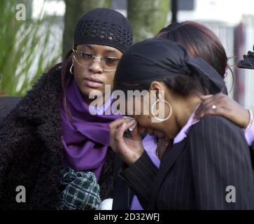 Sophie Ellis (links) kommt zur Beerdigung ihrer Schwester Charlene Ellis in der Cannon Memorial Baptist Church, Handsworth. * die Kunststudentin wurde am 2. Januar mit ihrer Freundin Letisha Shakespeare vor einer Party in einem Friseursalon in der Gegend von Aston in Birmingham erschossen. Stockfoto