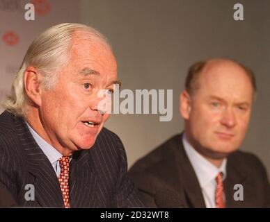 Sir John Bond (links), Chairman der HSBC Group, und Douglas Flint, Group Finance Director, während einer Pressekonferenz im HSBC-Hauptsitz in Canary Wharf. * die jährlichen Gewinne des Bankensiganten HSBC stiegen heute um 20% auf mehr als 6 Milliarden, nachdem sie den Betrag reduziert hatten, den sie zur Deckung von uneinbringlichen und zweifelhaften Schulden benötigt. HSBC sagte jedoch, dass die Aussichten für dieses Jahr schwer vorherzusagen seien, da der Jahresbeginn von einem hohen Maß an wirtschaftlicher Unsicherheit geprägt sei. Die Gruppe fügte hinzu, dass sie aufgrund der Auswirkungen der schwächeren Investitionsrenditen auch 500 einen zusätzlichen Beitrag von 2003 Millionen zu ihrer Altersversorgung leisten würde. Stockfoto