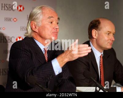 Sir John Bond (links), Chairman der HSBC Group, und Douglas Flint, Group Finance Director, während einer Pressekonferenz im HSBC-Hauptsitz in Canary Wharf. * die jährlichen Gewinne des Bankensiganten HSBC stiegen heute um 20% auf mehr als 6 Milliarden, nachdem sie den Betrag reduziert hatten, den sie zur Deckung von uneinbringlichen und zweifelhaften Schulden benötigt. HSBC sagte jedoch, dass die Aussichten für dieses Jahr schwer vorherzusagen seien, da der Jahresbeginn von einem hohen Maß an wirtschaftlicher Unsicherheit geprägt sei. Die Gruppe fügte hinzu, dass sie aufgrund der Auswirkungen der schwächeren Investitionsrenditen auch 500 einen zusätzlichen Beitrag von 2003 Millionen zu ihrer Altersversorgung leisten würde. Stockfoto