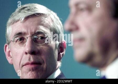 Außenminister Jack Straw (links) bei Gesprächen mit seinem russischen Amtskollegen Außenminister Igor Ivanov bei einer Pressekonferenz im Außenministerium in Westminster. Stockfoto