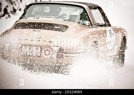 SCHLADMING, ÖSTERREICH - 12. JAN 2008: Ein Porsche 911 Targa bei der Planai Classic Stockfoto
