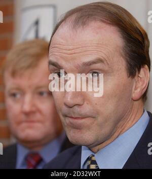 Der Abgeordnete Simon Hughes (rechts) mit dem Vorsitzenden des Liberaldemokraten Charles Kennedy, nachdem er als Kandidat der Liberaldemokraten für die Position des Londoner Bürgermeisters in ihrem Parteihauptsitz in London nominiert wurde. Stockfoto