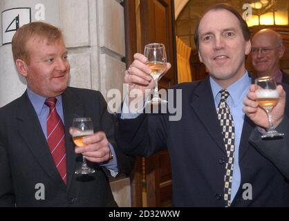 Der Abgeordnete Simon Hughes (rechts) mit dem Vorsitzenden des Liberaldemokraten Charles Kennedy, nachdem er als Kandidat der Liberaldemokraten für die Position des Londoner Bürgermeisters in ihrem Parteihauptsitz in London nominiert wurde. Stockfoto