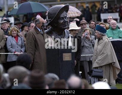 Die britische Königin Elizabeth II. Enthüllt eine Statue ihrer verstorbenen Mutter im Sandown Park. Die Porträtbüste der Bildhauerin Angela Conner blickt auf den Siegerkreis auf der Rennbahn, die zu den Lieblingsorten der Queen Mother gehörte. * ... und ist auf Stein aus einem Steinbruch in der Nähe des Castle of Mey, der späten königlichen matriarchs zu Hause in Caithness in Schottland montiert. Sehen Sie die königliche Statue von PA Story. PA Foto: Rebecca Naden. Stockfoto