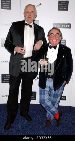 Sir Tim Rice und Ronnie Corbett kommen für die Tio Pepe/Carlton London Restaurant Awards 2003 im Le Meridien Grosvenor House, Park Lane in London an. Stockfoto