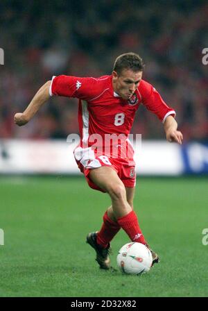 Craig Bellamy in Aktion für Wales gegen Italien während des heutigen Qualifikationsspiel der Euro 2004 im Millennium Stadium, Cardiff. Stockfoto