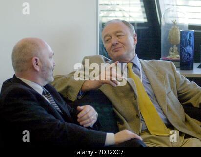 Der Bürgermeister von London, Ken Livingstone, spricht mit seinem Amtskollegen in Belfast, Alex Maskey, im Rathaus, während sich das London auf die Feierlichkeiten zum St. Patrick's Day am Wochenende vorbereitet. Stockfoto