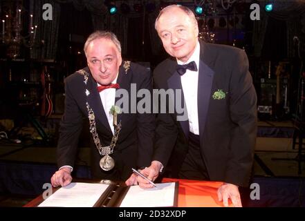 Der Bürgermeister von London, Ken Livingstone(R), nachdem er mit dem Bürgermeister von Dublin, Dermot Lacey, ein historisches Freundschaftsabkommen bei einem St. Patrick's Day Dinner im Dorchester Hotel im Zentrum von London unterzeichnet hatte. Stockfoto