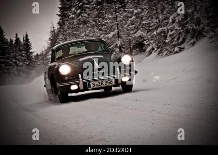 SCHLADMING, ÖSTERREICH - 12. JAN 2008: Ein Porsche 356 bei der Planai Classic Stockfoto