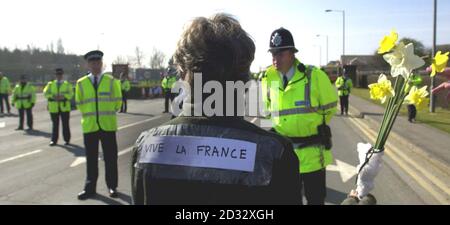 Ein Protestler wird von der Polizei am Haupttor des US-Luftwaffenstützpunktes RAF Fairford, Gloucestershire, herausgefordert. Bis zu 50 ältere Frauen versammelten sich aus Protest vor einem Luftstützpunkt, wo US-Bomber auf den Einsatz in den Golf vorbereitet werden. * die Frauen, angeführt von Greenham Common Protestgründerin Ann Pettidt, saßen vor dem Haupteingang von RAF Fairford in Gloucestershire. Stockfoto