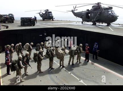 Bild ausgestellt von Royal Marines von der 40 Commando Stand an Bord HMS Ocean im Persischen Golf, kurz vor der Abfahrt mit dem Hubschrauber über die Schiffe hydraulische Rampe. Stockfoto