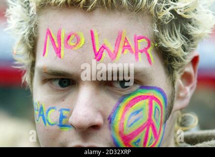 Ein Student mit einem bunt bemalten Gesicht schließt sich einer Anti-Kriegs-Demo durch die Straßen von Manchester an, an dem Tag, an dem die Militäraktion gegen den Irak begann. Stockfoto