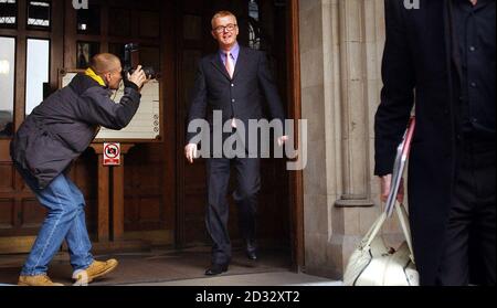 Der Sender Chris Evans verlässt den High Court in London. Evans' Trinkgewohnheiten wurden am High Court untersucht, als er von dem Radiosender, den er verklagt, unter Beschuss kam. *... Der ehemalige Fernsehmoderator wurde von Geoffrey Vos QC beschuldigt, nach dem Ende April 2001 sein Virgin Radio-Frühstücksshow-Produktionsteam "loswerden", die ganze Nacht über einen Trinkgelage verbracht zu haben. Stockfoto