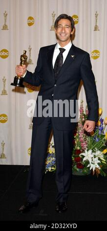 Schauspieler Adrien Brody mit seinem Oscar für den besten Darsteller für den Pianisten bei den 75. Oscar-Oscars im Kodak Theater in Hollywood, Los Angeles. Stockfoto