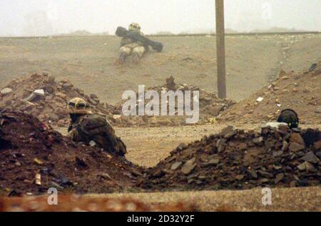 Leichte Infanterie vom 2. Royal Tank Angriff der Kampfgruppe Az Zubaya in der Nähe von Basra, Irak, in den frühen Morgenstunden. Stockfoto