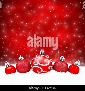 Drei rote weihnachtskugeln auf rotem Hintergrund Stockfoto