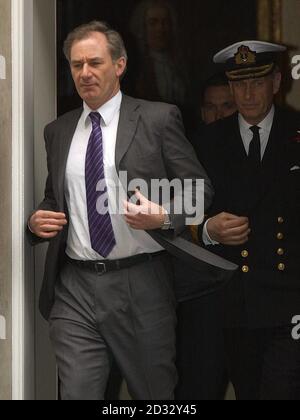 Verteidigungsminister Geoff Hoon (links) und Generalstabschef Admiral Sir Michael Boyce verlassen nach einer Kabinettssitzung die Downing Street 10. Stockfoto