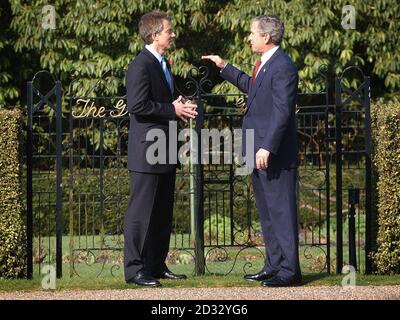 US-Präsident George Bush und Premierminister Tony Blair auf dem Gelände von Hillsborough Castle in Nordirland. Während einer heutigen Pressekonferenz versprachen Bush und Blair, die Macht im Irak so "wie möglich" an das irakische Volk zu übergeben. * während des Treffens einigten sie sich darauf, dass die Vereinten Nationen eine "entscheidende Rolle" beim Wiederaufbau des Irak nach dem Krieg spielen würden, und betonten, dass so schnell wie möglich eine neue irakische Übergangsregierung eingesetzt werden müsse, die den Weg zu einer voll repräsentativen Regierung des Landes ebnet. Stockfoto