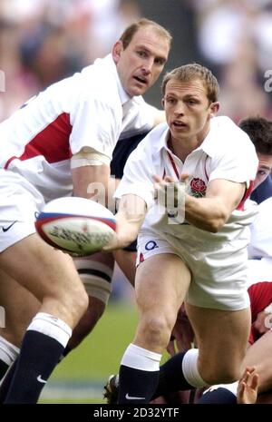 England Scrum Half Matt Dawson füttert den Ball aus einem Ruck, während des RBS 6 Nations Match gegen Schottland, in Twickenham. Stockfoto