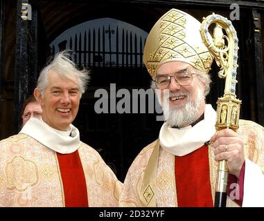 Der Erzbischof von Canterbury, Dr. Rowan Williams, mit dem Dekan von Canterbury, dem rechten Reverend Robert Willis in der Kathedrale von Canterbury, wo Dr. Williams seine erste Osterpredigt hielt. * seine Ansprache konzentrierte sich auf das, was er als einen der verheerendsten Momente der ganzen Bibel bezeichnete - in dem Moment, in dem Jesus nach seiner Kreuzigung vor Maria Magdalena erschien und ihr sagte: Klammert euch nicht an mich, denn ich bin noch nicht zum Vater aufgestiegen. Stockfoto