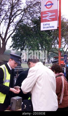 Bahnarbeiter bieten Pendlern und Reisenden nach der über Ostern überholten Ingenieursarbeit am Bahnhof Paddington am Ealing Broadway Station im Westen Londons Rat. * die Hauptterminus von London für Routen nach und aus dem westlichen Land, blieb während der morgendlichen Hauptverkehrszeit geschlossen. Keine bestimmte Zeit konnte für die Wiedereröffnung gegeben werden, aber es wurde gehofft, daß Dienstleistungen bis zum Nachmittag wieder aufgenommen würden. Passagiere, die aus Südwales und dem Westen nach Paddington reisten, mussten am Ealing Broadway oder Reading umsteigen, um nach London zu gelangen. Stockfoto