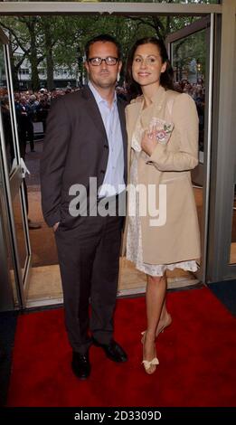 Der Schauspieler Matthew Perry und die Schauspielerin Minnie Driver kommen zur britischen Filmpremiere von Hope Springs in Odeon West End, London, an. Stockfoto