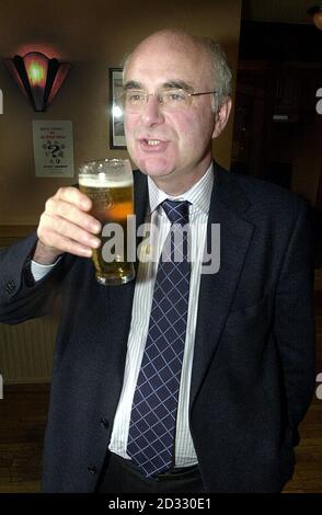 David McLetchie, der Vorsitzende der schottischen Konservativen, hebt während einer Mittagspause in seinem lokalen Pub in Edinburgh ein Pint auf, während die Wähler für die Kommunalwahlen zur Wahl gehen. In vielen Teilen Schottlands begann die Umfrage im Regen mit bleiernen Himmeln über weite Teile des Landes. McLetchie, *..casting seine Stimme in Edinburgh, sagte: Ich bin gerade vom Regen aufgewacht, wie viele Leute in Zentralschottland, und es gibt offensichtlich Bedenken, dass wir an einem Tag wie diesem unsere Stimme abgeben. Stockfoto