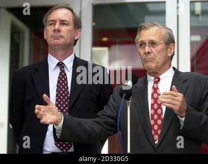 US-Verteidigungsminister Donald Rumsfeld (rechts) bei einer Pressekonferenz mit dem britischen Verteidigungsminister Geoff Hoon am Londoner Flughafen Heathrow. Herr Rumsfeld war zu Gesprächen mit Premierminister Tony Blair in Großbritannien. * ... während der letzten Station auf einer Reise, die ihn an den Persischen Golf und Afghanistan geführt hat. Sehen Sie sich die PA-Geschichte an. PA Foto: Michael Stephens / WPA ROTA. Stockfoto